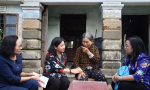 Phó Chủ tịch Ủy ban Trung ương MTTQ Việt Nam, Chủ tịch Hội LHPN Việt Nam Nguyễn Thị Tuyến thăm hỏi hội viên, phụ nữ, trẻ mồ côi vùng lũ Đắk Lắk